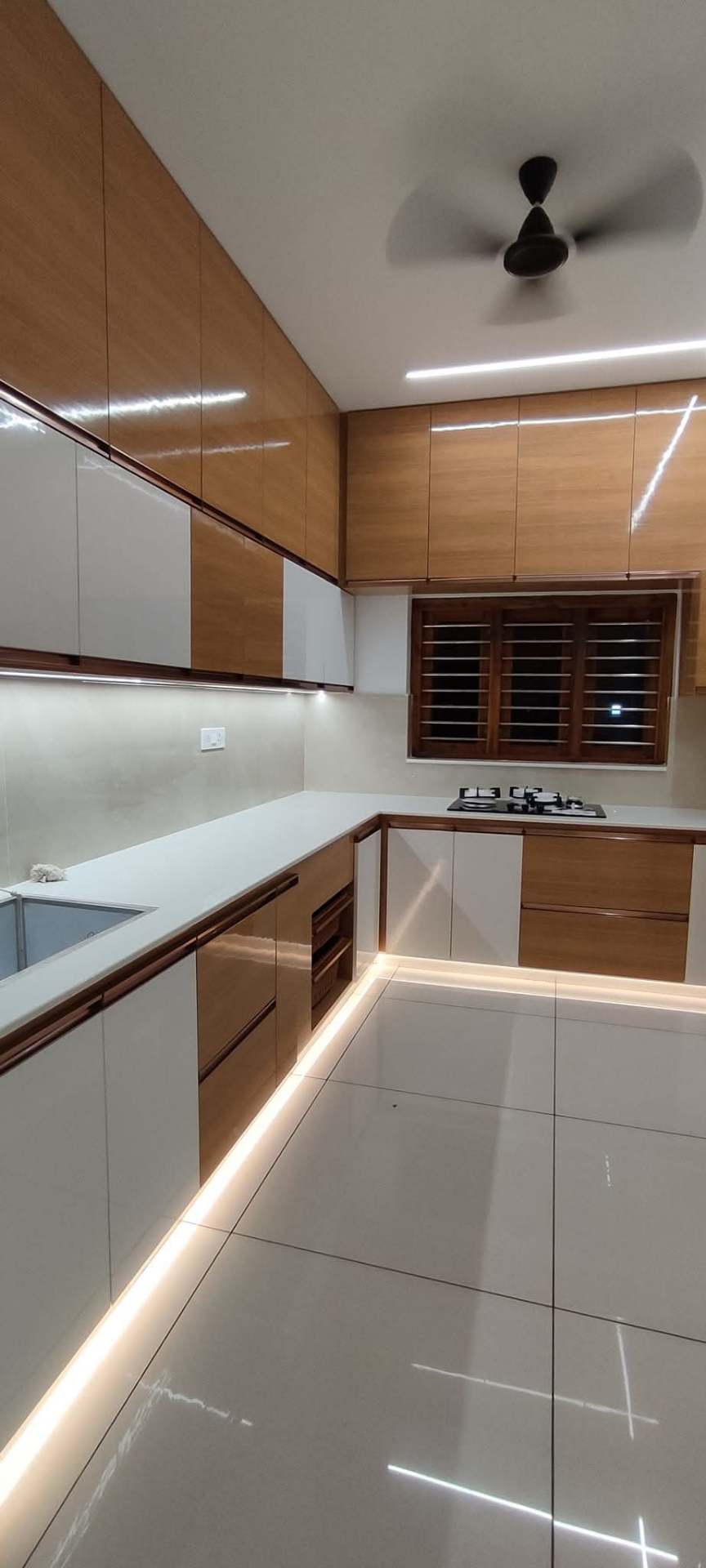 Wood & White Modular Kitchen